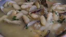 Recepta de cuina de Mongetes seques amb cloïsses